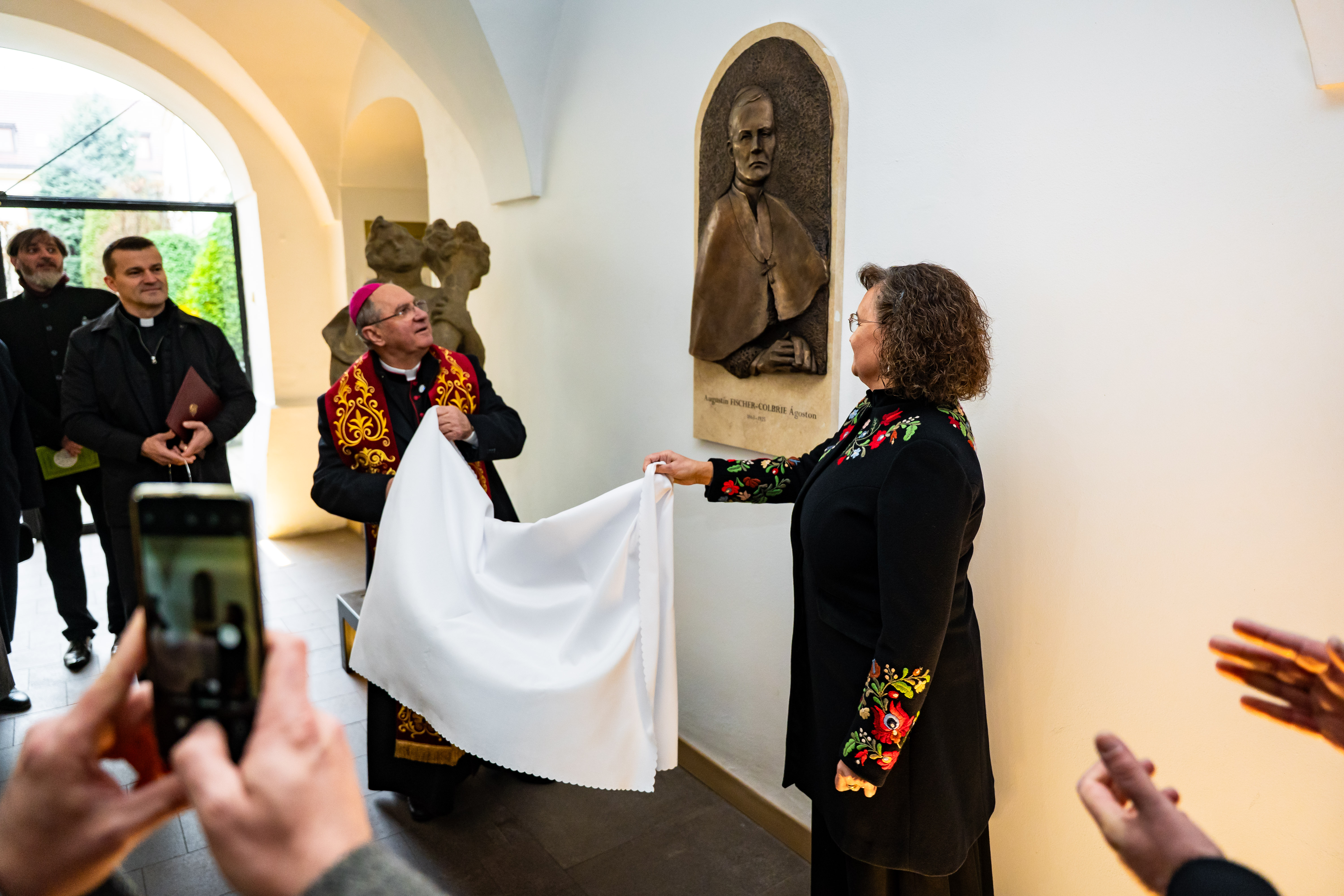 Slavnostne odhalenie pamatnej tabule na pocest kosickeho biskupa Augustina Fischer-Colbrieho-25